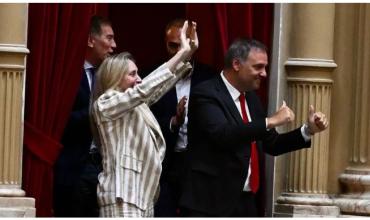 Manuel Adorni reaparece este lunes con Karina Milei, mientras se debate sobre su silencio