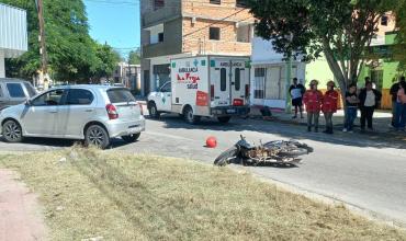 Fuerte choque entre moto y auto dejó una joven con posible fractura en Capital