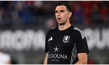 Preocupación en la Selección argentina: Dibu Martínez se lesionó en la entrada en calor de Aston Villa