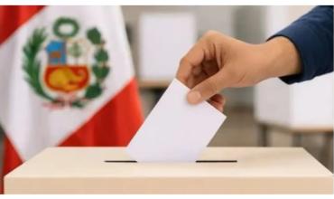 Más de 52.000 peruanos votan un día después de las elecciones tras demoras en llegada de material electoral