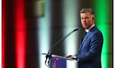 Tras la victoria opositora, denuncian que un funcionario de Orban destruye documentos secretos sobre sus vínculos con Rusia