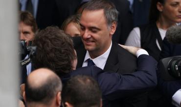 Javier Milei redobla el apoyo a Manuel Adorni: lo llevará en la comitiva que esta tarde asistirá a la cumbre de AmCham