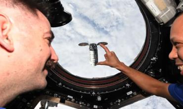 Los tripulantes de la Estación Espacial Internacional bromearon con una ilusión óptica