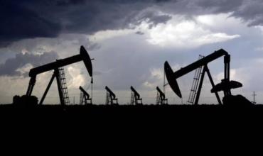 El petróleo retrocede más de 10% y se ubica por debajo de los US$90 tras la reapertura del estrecho de Ormuz