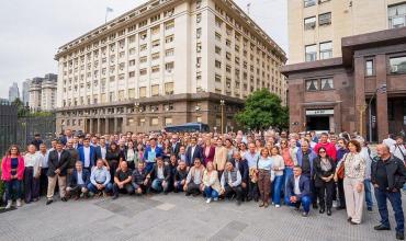 Intendentes evalúan denunciar a Caputo por presunta malversación de fondos