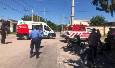 Choque entre dos motos en calle Cabo 1° Pérez: una mujer fue trasladada al hospital