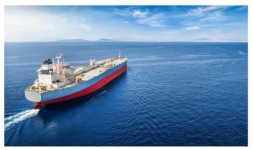 Golpe al mercado: la caída del petróleo por la tregua redefine precios de nafta, pasajes, dólar y producción agropecuaria en Argentina