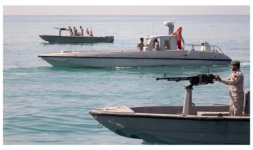 Irán vuelve a bloquear Ormuz e intimida con sus cañoneras a buques petroleros