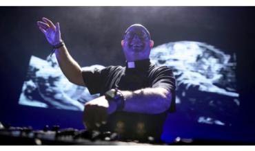 El cura DJ hace vibrar Plaza de Mayo en homenaje al Papa Francisco