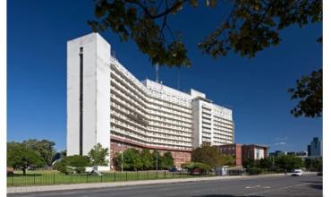 Incendio en la sede de la Armada: evacuaron a 75 personas y hay cinco heridos