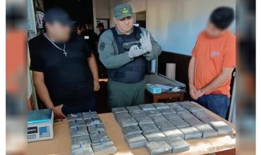 Una familia viajaba con 23 kilos de cocaína que estaban escondidos en los laterales del baúl de un auto