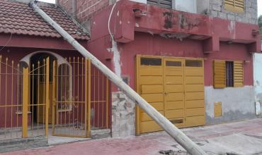 Tras la lluvia, un poste cayó sobre el techo de una vivienda en barrio Los Olmos