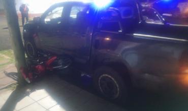 Permanece internada la mujer que sufrió graves fracturas tras ser embestidos por una camioneta
