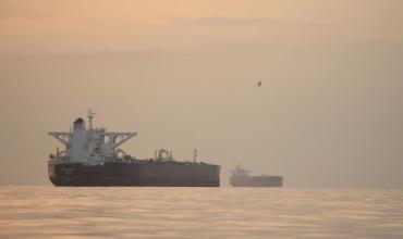 Irán atacó tres buques en el estrecho de Ormuz y condiciona las negociaciones con Estados Unidos