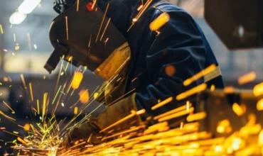 Anticipan que la industria frenó su caída interanual en marzo tras ocho meses en retroceso