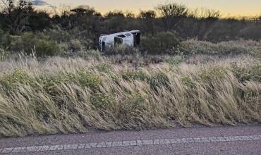 Chepes: conductor en estado de ebriedad perdió el control de una camioneta y terminó volcando