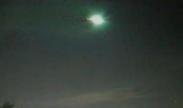 Una luz brillante en Buenos Aires quedó registrada en distintas filmaciones: qué es un bólido