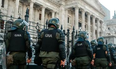 Fuerte operativo de seguridad y calles cortadas en el Congreso por la exposición de Adorni