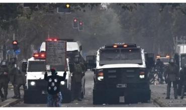 Piedras, palos y gases lacrimógenos en Chile: graves incidentes en las marchas por el Día del Trabajador