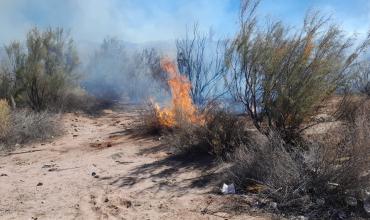 Incendio de pastizales en la rotonda de ingreso a Banda Florida