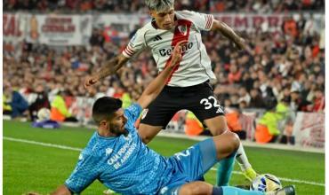River jugó mal, perdió 1-0 con Atlético Tucumán y el equipo de Coudet se fue silbado del Monumental