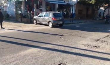 Se olvidó de poner el freno de mano y el auto cruzó la calle: terminó sobre la vereda y casi cae al Tajamar