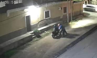 Barrio Vial: le robaron la moto de la puerta de su casa en cuestión de minutos