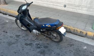 Motociclista resultó herida tras chocar contra un auto que intentaba estacionar