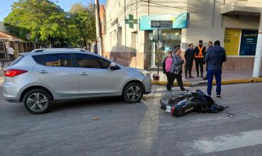 Una motociclista resultó herida tras un choque en una transitada esquina del centro