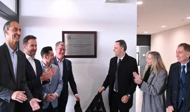 Sin alusiones a su situación judicial, Adorni inauguró una planta de Mercedes Benz acompañado por Karina Milei