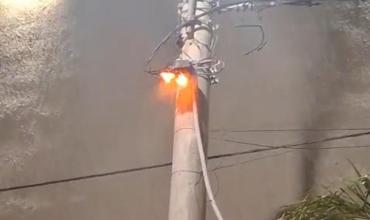 Incendio en un poste de luz generó alarma en el barrio Luis Vernet