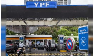 Tras el congelamiento de precios, YPF decide este lunes qué hará con los combustibles