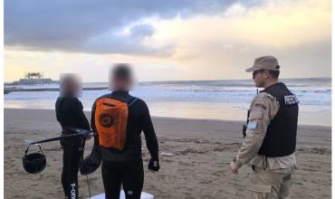Mar del Plata: dos hombres tuvieron que ser rescatados del mar mientras practicaban parawing tras la ciclogénesis