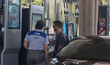 Nafta y gasoil: los precios tienen un 15% de atraso e YPF decide esta semana si traslada el alza del petróleo