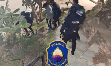 Detuvieron a cuatro personas con armas y marihuana en una plazoleta de Chilecito
