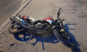 Iba en moto, dijo que cayó al asfalto por esquivar un gato, pero fue detenido por estar ebrio