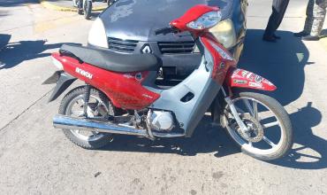 Adolescente motociclista protagonizó un choque múltiple en la rotonda de Los Sarmientos