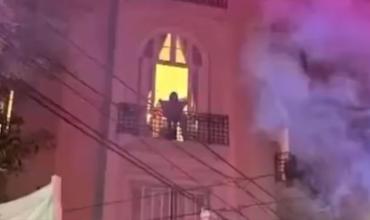 Cristina Kirchner salió al balcón y saludó a la militancia que participó de la marcha universitaria