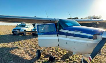 Incautaron avión con 321 kilos de cocaína en Santa Fe: fuga de película, autos quemados y un gendarme herido