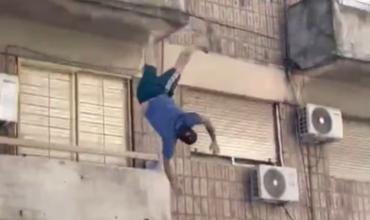 Rosario:  un hombre cayó desde un cuarto piso e impactó contra un patrullero y sobrevivió