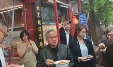 El CEO de Nvidia abandonó la comitiva de Donald Trump en Beijing y fue filmado comiendo un plato típico