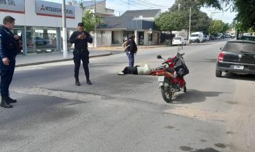 Dos mujeres cayeron de una moto tras impactar contra un profundo bache en avenida Angelelli