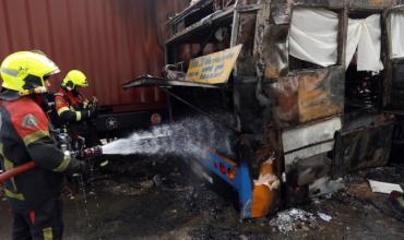 Tragedia en Bangkok: un accidente múltiple entre un tren y un micro dejó al menos ocho muertos