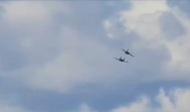 Impactante choque de dos aviones militares en un show aéreo en Estados Unidos