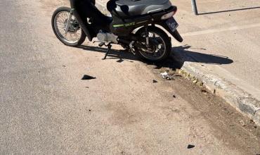 Dos jóvenes resultaron heridos tras caer de una moto frente a un supermercado de la Capital