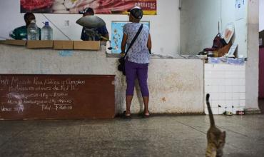 Miles de cubanos se vuelcan a la basura ante la escasez de alimentos: “Es a toda hora, todos los días”