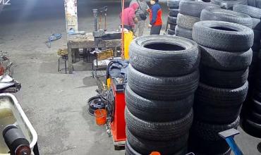 Un delivery circulaba a gran velocidad, atropelló a dos personas y un adolescente terminó internado