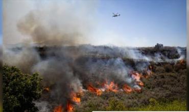 Un incendio forestal en el sur de California obliga a evacuar a más de 17.000 residentes