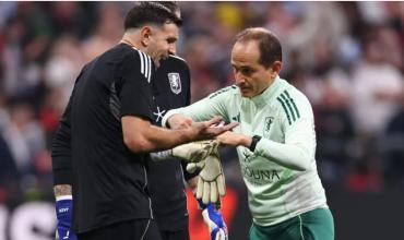 Scaloni, alerta: estudios para Dibu Martínez por su lesión en la mano