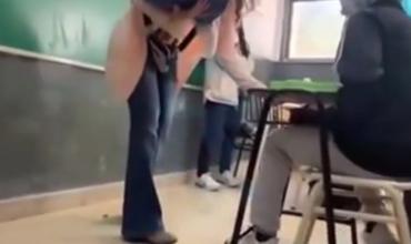 Una vicedirectora de una escuela de Rosario le pateó el pupitre a un alumno: qué dijo la madre del adolescente involucrado